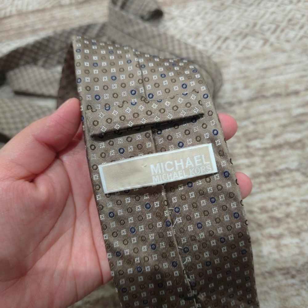 ✨️4/$20 MICHAEL Michael Kors 100 Silk Tie, Taupe with Navy Brown Dot Print - Picture 4 of 8